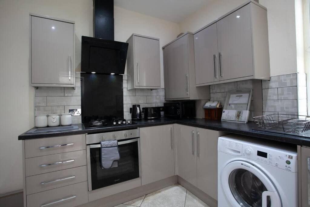 6 Bedroom House 10Min Drive From City Centre 맨체스터 외부 사진
